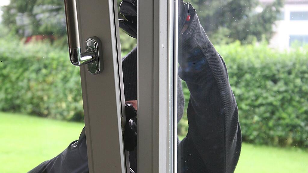 Gekippte Fenster wirken für Einbrecher geradezu einladend.