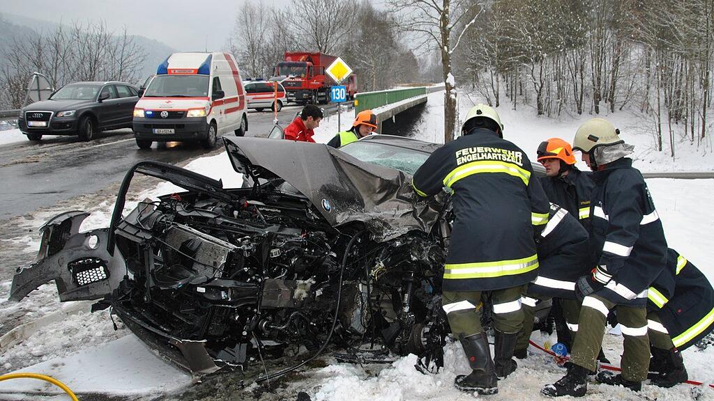 Die Lenker der Fahrzeuge wurden bei dem Unfall verletzt.
