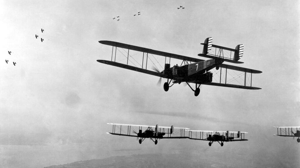 Eine Fliegerstaffel ist im Wendejahr 1918 unterwegs zu ihrem Ziel.