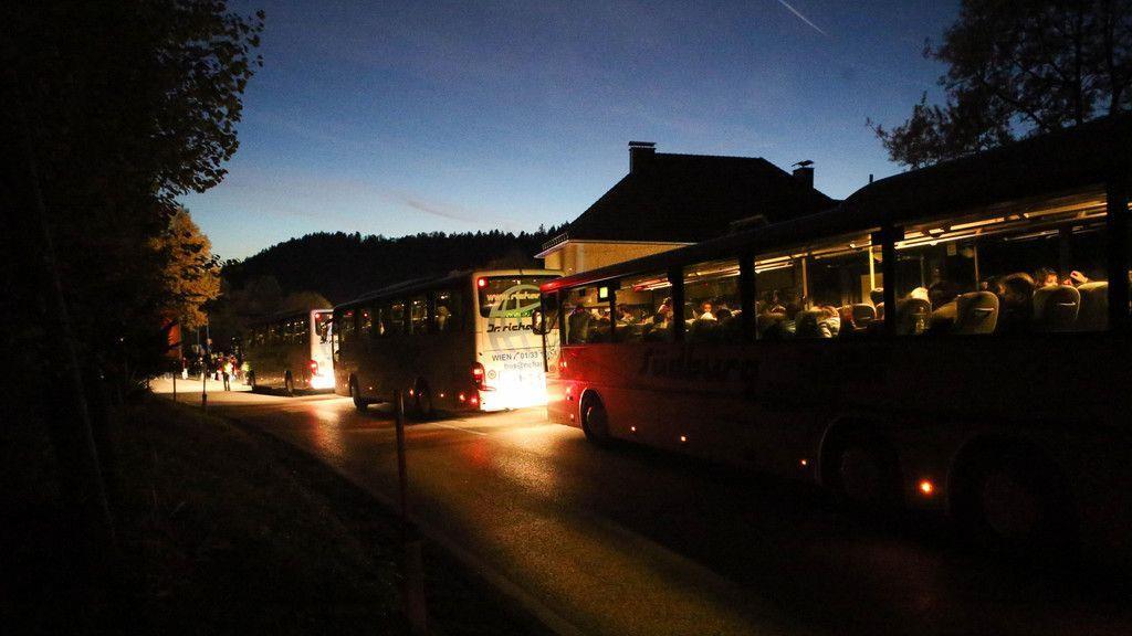 OÖ: Zahlreiche Flüchtlinge verbringen Nacht an Grenze