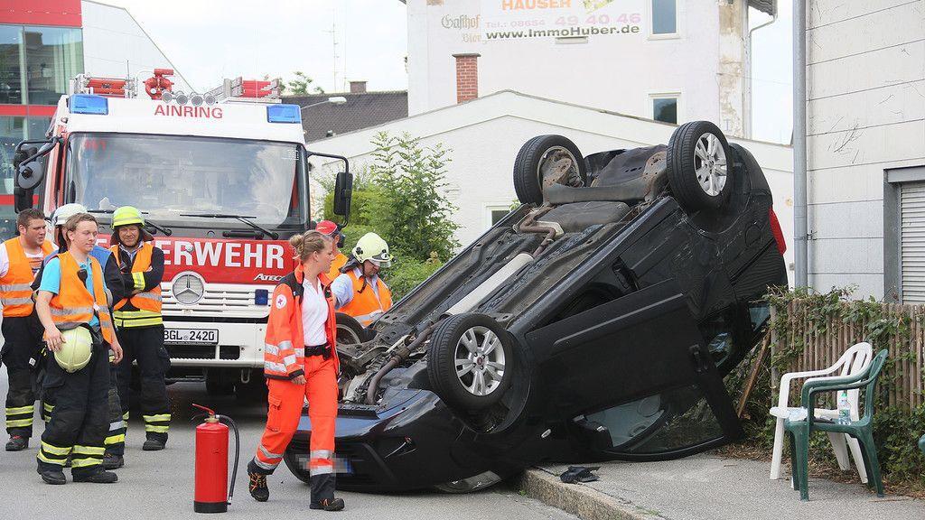 Pkw-Überschlag nach Kollision zweier Autos auf B20 in Hammerau