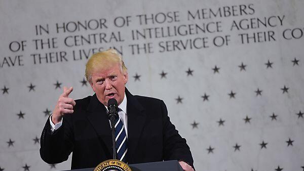 Trump steht jetzt auf der Seite der Geheimdienste