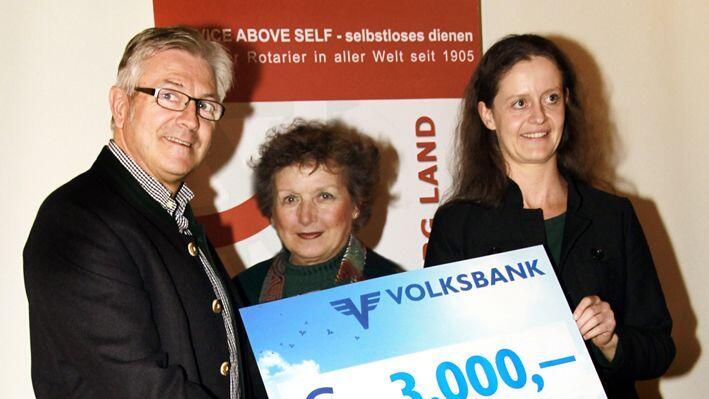 Im Bild (von links): Dr. Gerald Hagenstein (Präsident des Rotary Club Salzburg Land), Gunda Spiluttini (Obfrau "selbstbewusst") und Mag. Martina Ruemer (Geschäftsführerin "selbstbewusst").