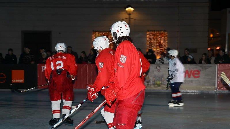 Eishockey-Charity am Mozartplatz