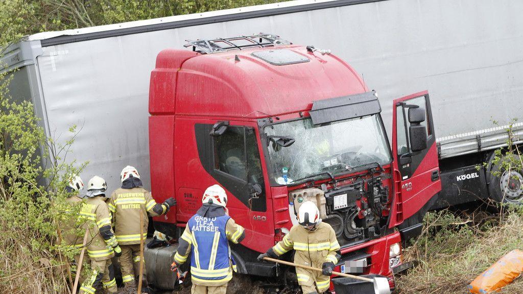 Sattelschlepper kommt in Mattsee von Fahrbahn ab.