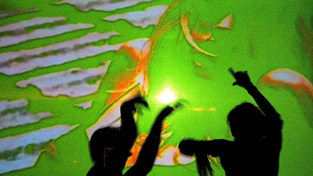 Rund 500 Menschen stürmten zu der illegalen Rave-Party.