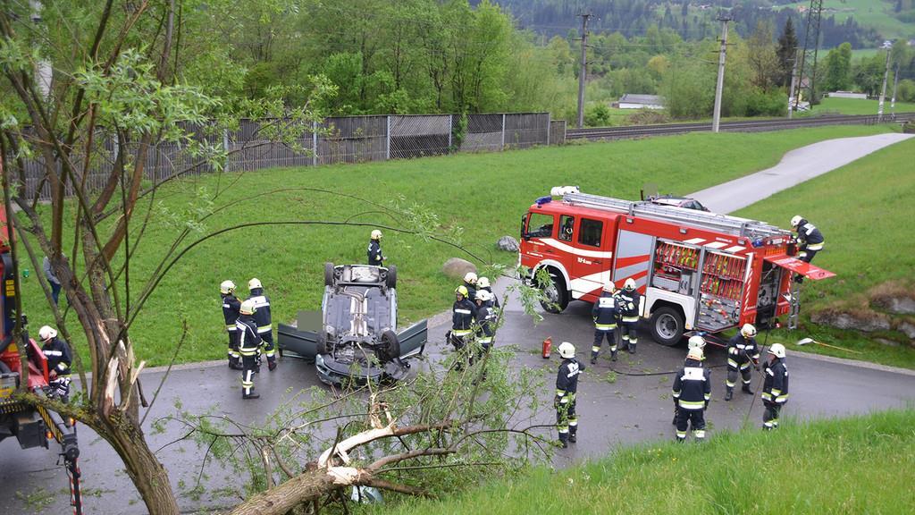 St. Johann: Pkw-Überschlag auf B311