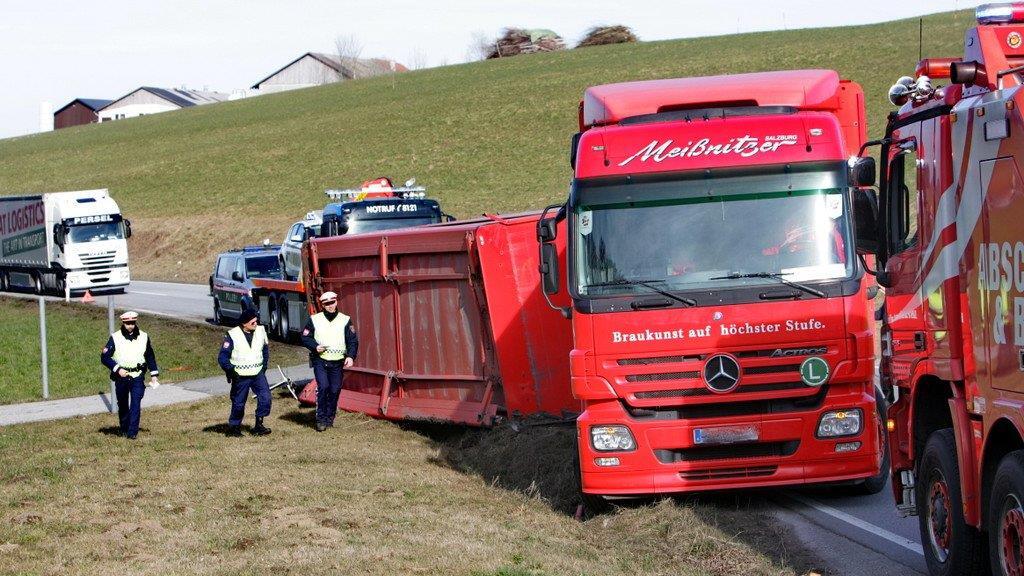 Bier-Lkw kippt um