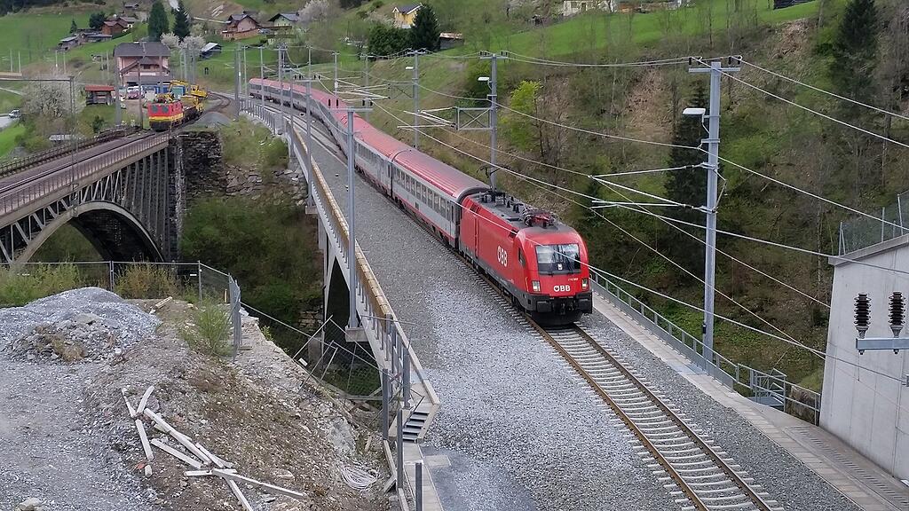 Am Montagabend befuhr erstmals ein Zug die neue Brücke.