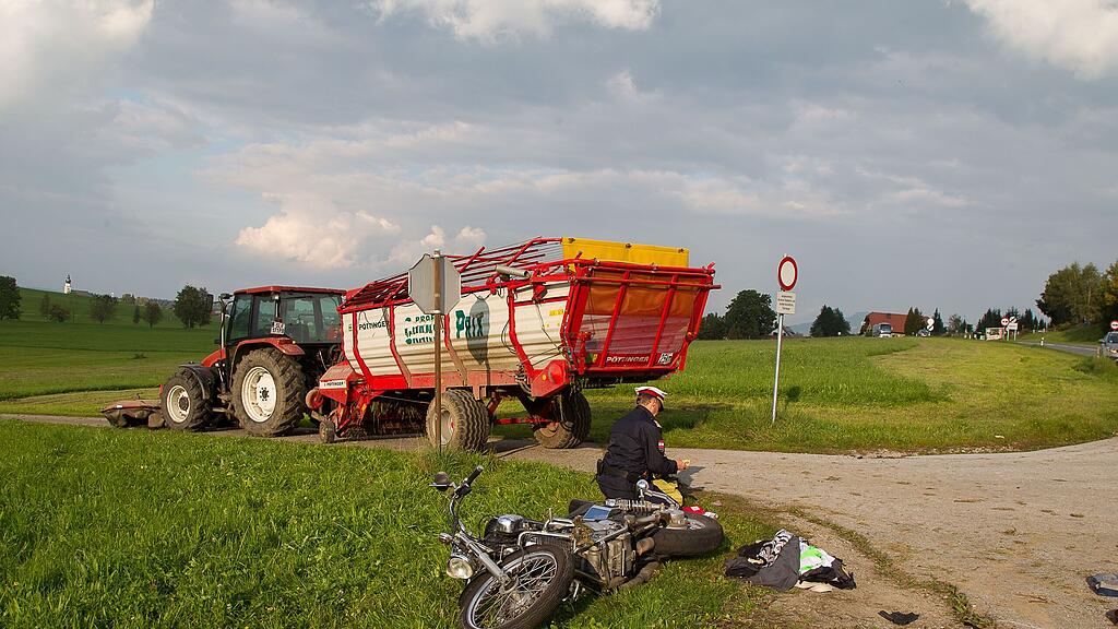 Der Motorradlenker übersah beim Überholen den abbiegenden Traktor.