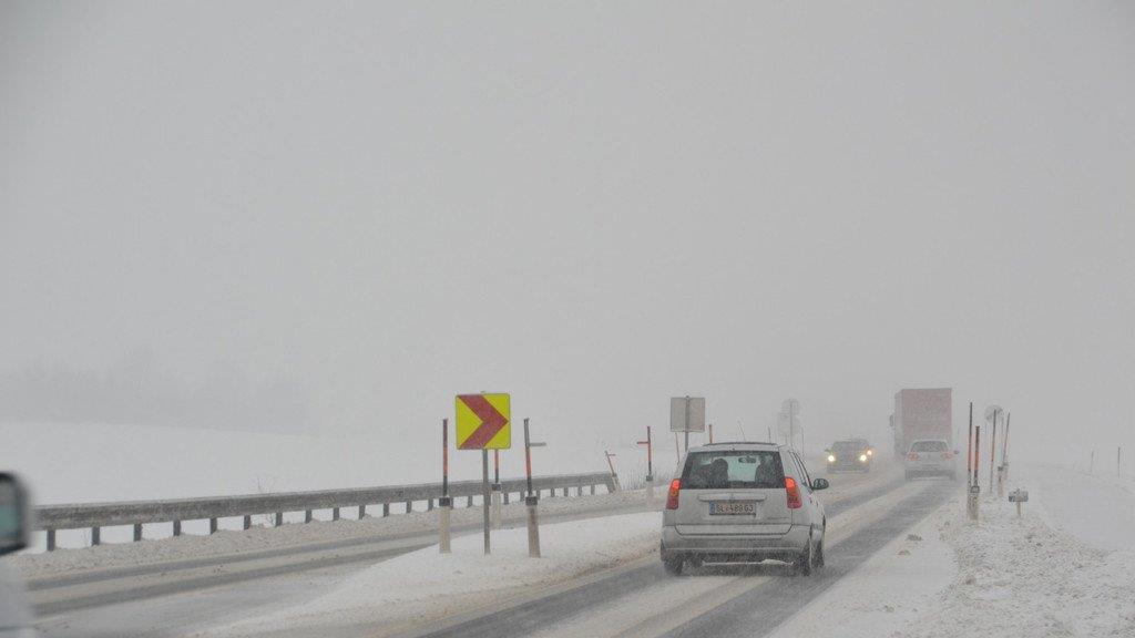 Schneefahrbahn auf den Straßen