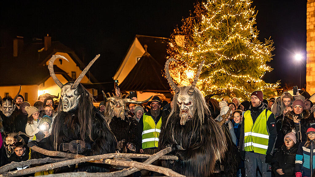 Krampuslauf im Ortszentrum, Großgmain