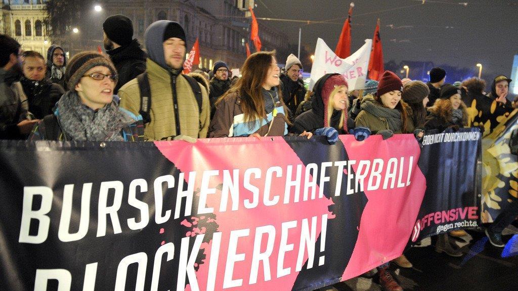 Ausschreitungen bei Demos gegen Akademikerball 2014