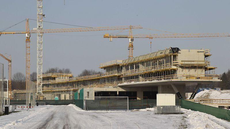Die Baustelle der Red-Bull-Akademie schreitet zügig voran.