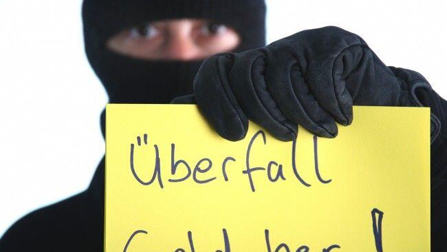 Die Räuber erbeuteten Bargeld im Wettlokal. (Symbolbild)