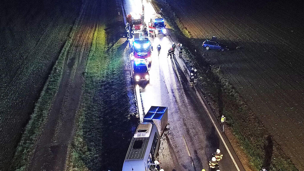 Kleinbus contra Pkw in NÖ
