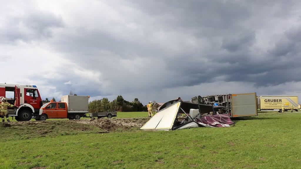 Niklas: Lkw kippt auf B156 um