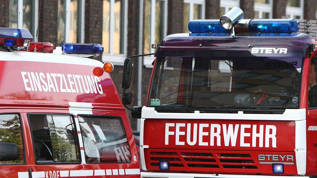 Die FF Wels geht davon aus, dass es aufgrund der Wassermassen, die nicht mehr vom Dach abfließen konnten, zu dem Einsturz kam.