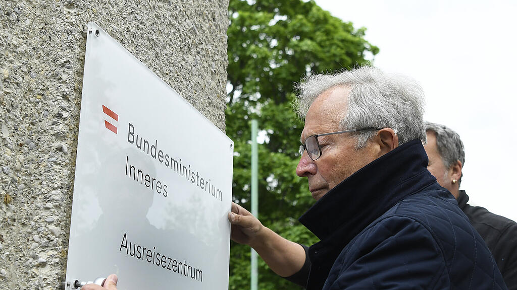 Ausreisezentrum-Tafeln abmontiert