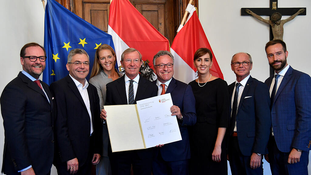 Die Mitglieder der neuen Landesregierung und Sepp Schellhorn (NEOS-Chef) nach der Unterzeichnung des Koalitionsvertrages.