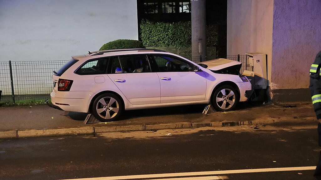 Auto kollidiert auf Hellbrunner Straße mit Hauswand