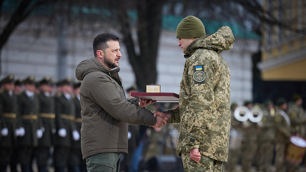 Selensky ehrte am Kiewer Sophienplatz ukrainische Soldaten