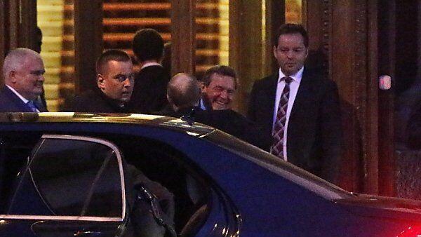 Schröder begrüßt Putin in St. Petersburg
