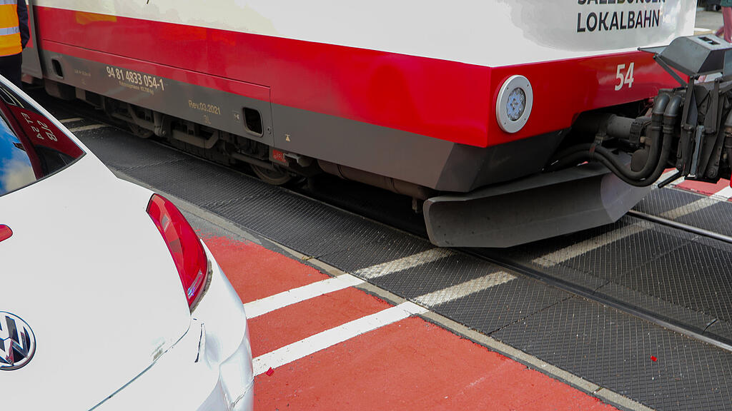 Lokalbahn und Pkw kollidieren in der Stadt Salzburg