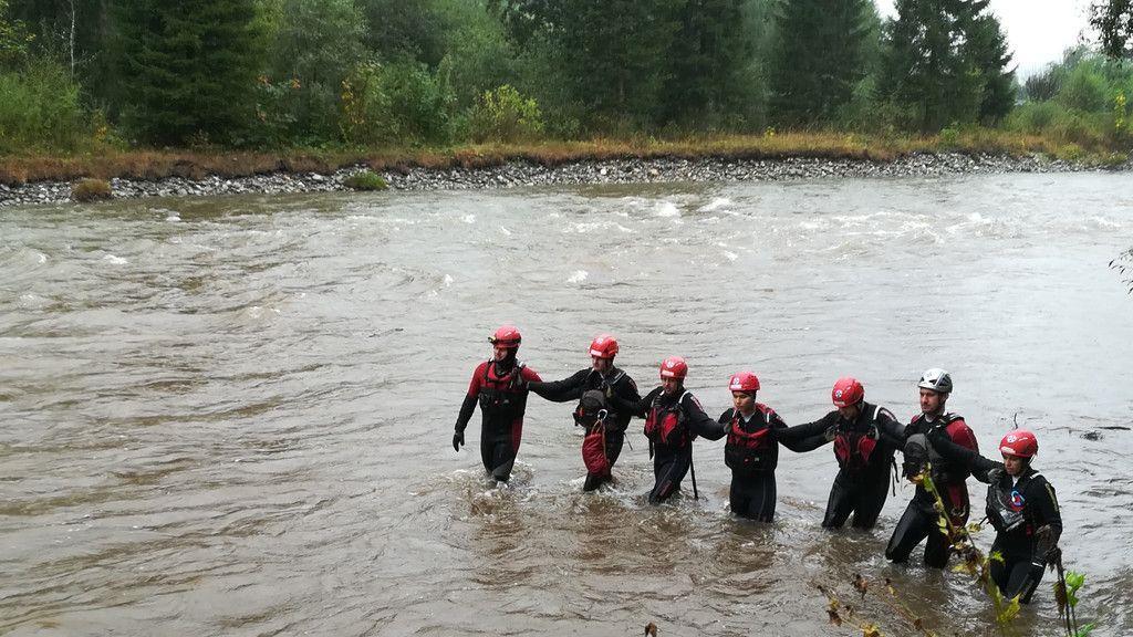 Wasserretter durchkämmen Mur