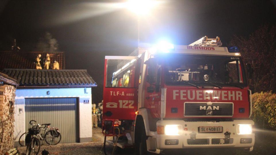 Dachstuhlbrand in Bürmoos rasch gelöscht