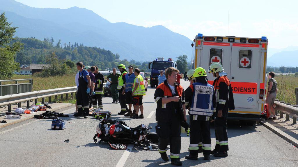 Biker prallt in Pkw