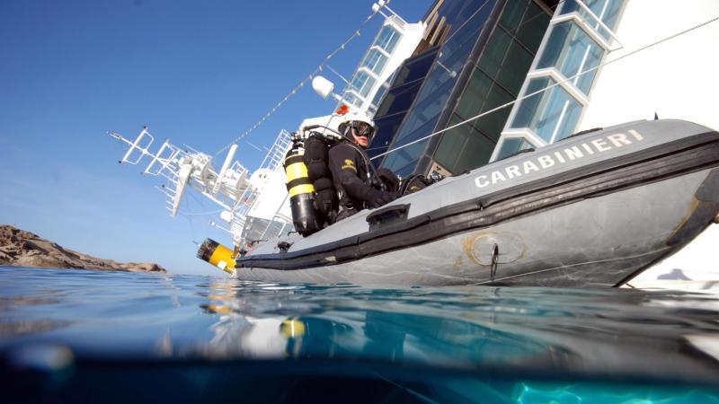 Taucher erkunden Wrack der Costa Concordia