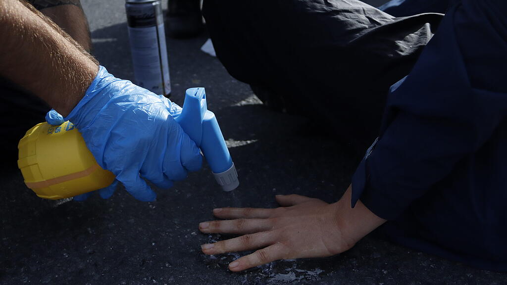 Polizei l\u00f6st Klebe-Aktion auf