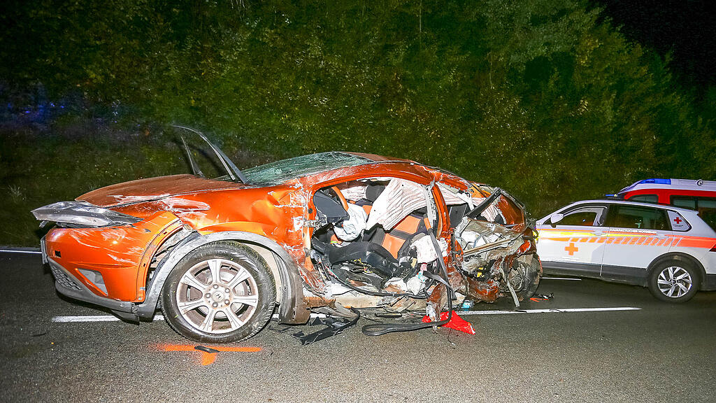 Pkw bei Crash in Helpfau-Uttendorf seitlich aufgerissen