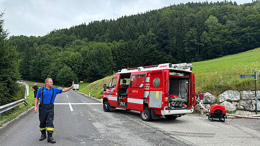 Autobrand in Tiefgraben