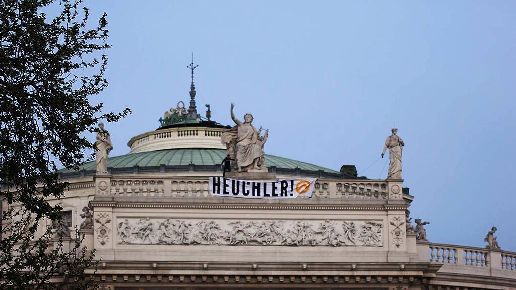 Die Identitären kletterten auf das Burgtheater.