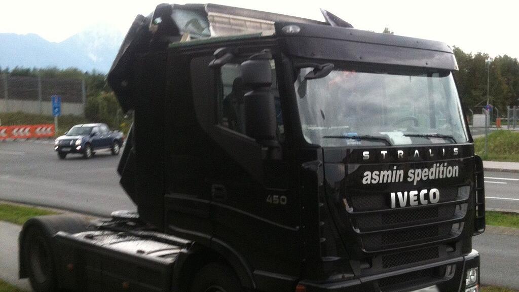 Der Lkw wurde bei dem Crash schwer beschädigt.