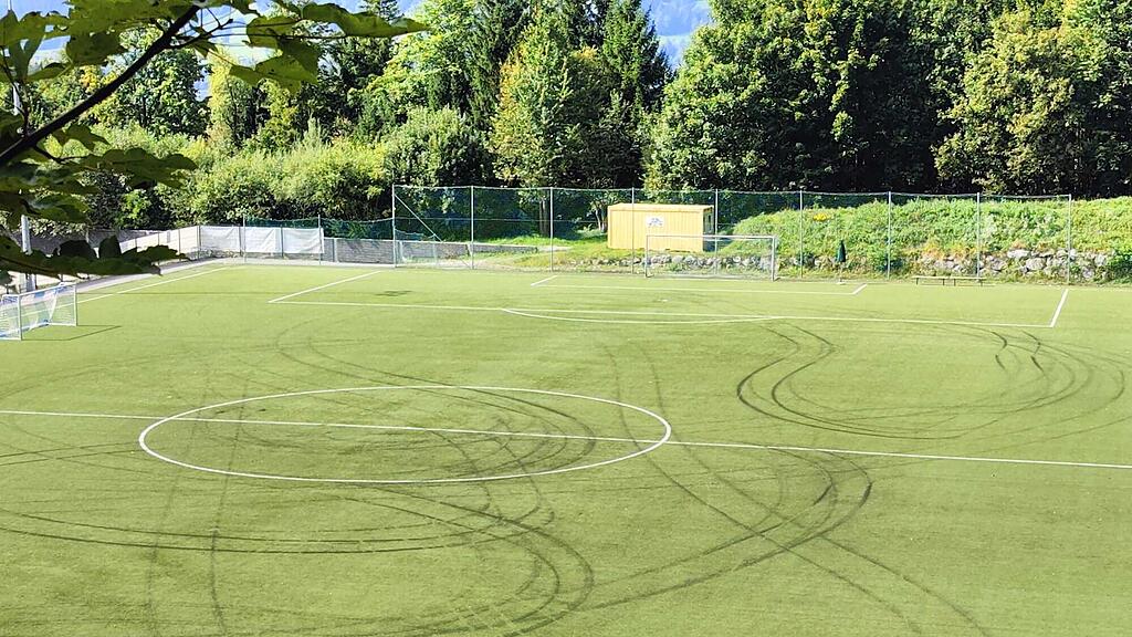 FC Pinzgau Saalfelden Kunstrasen-Beschädigung
