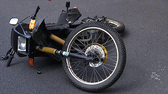 Schwer verletzt wurde ein Biker auf der B166. (SYMBOLBILD)