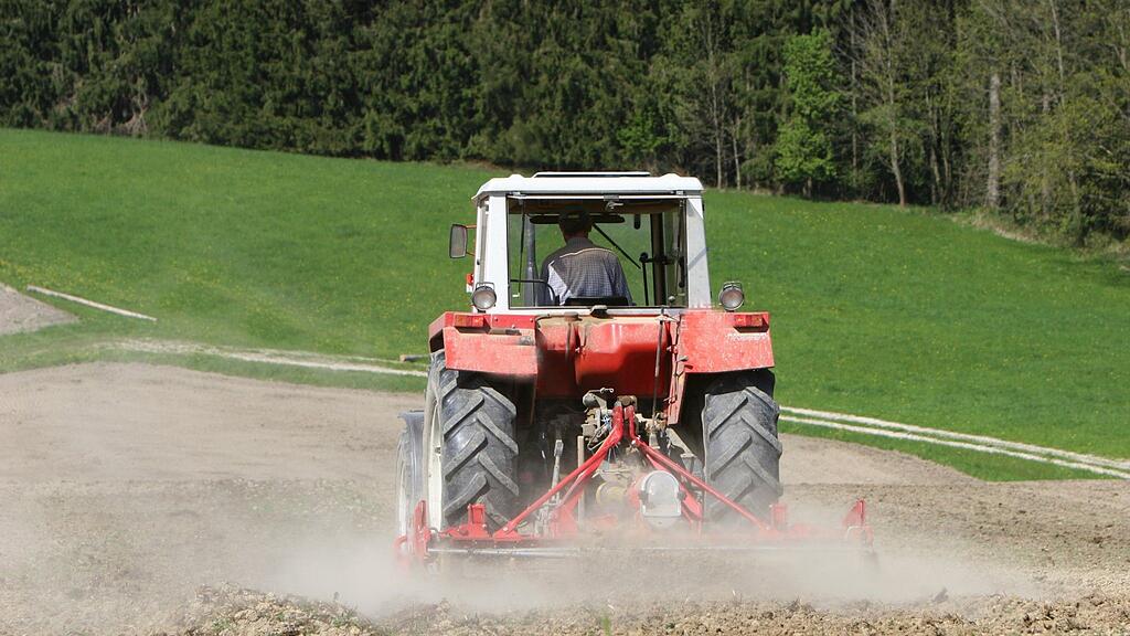 Der 19-Jährige wurde von einem Rad der Zugmaschine am Unterschenkel überrollt.