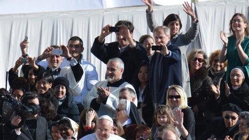 Zehntaussende Pilger bei Amtseinführung von Papst Franziskus