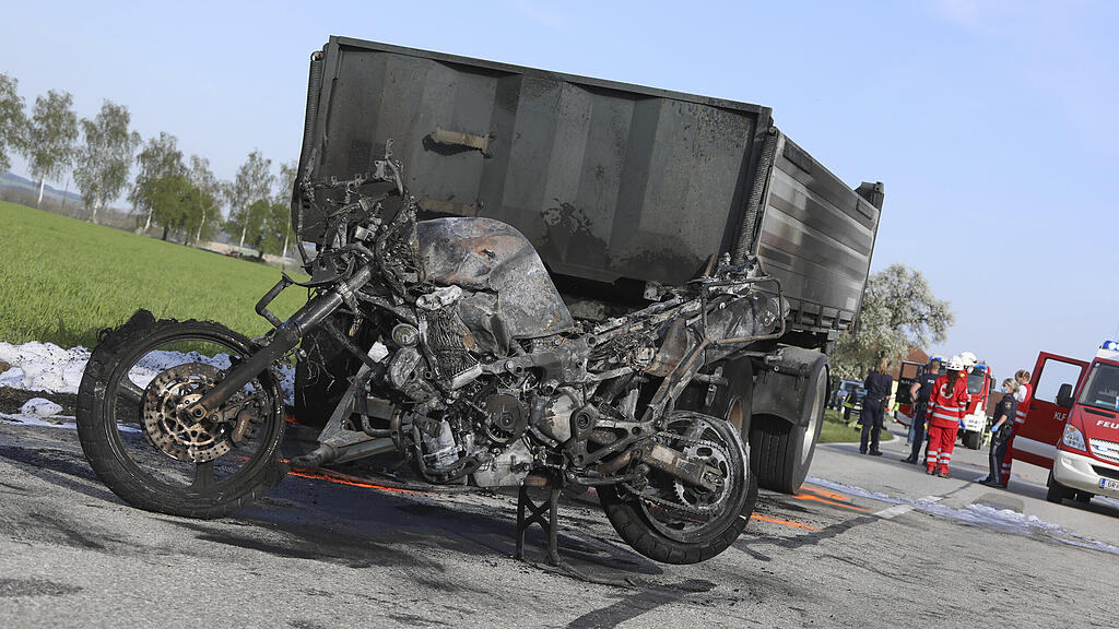 TODESOPFER BEI VERKEHRSUNFALL IN WAIZENKIRCHEN