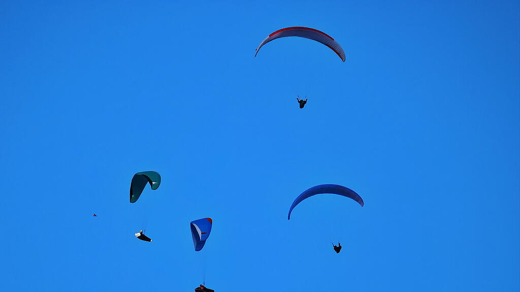 Paragleiter über der Festung