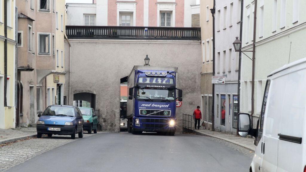 Der Lkw-Lenker benötigte rund 30 Minuten um durch das Fahrzeug durch das Stadttor zu manövrieren.