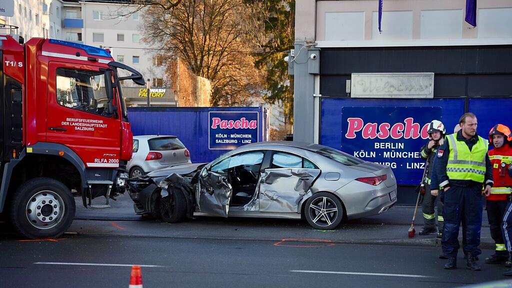 feuerwehrauto gegen pkw