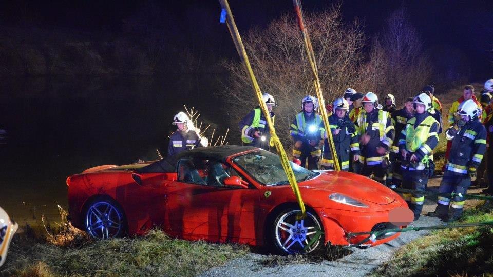 Ferrari aus Kärntner Teich geborgen