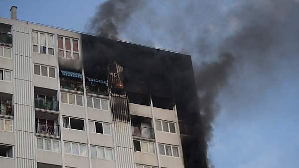 Rauch steigt aus dem ausgebrannten Teil des Hochhauses in Paris