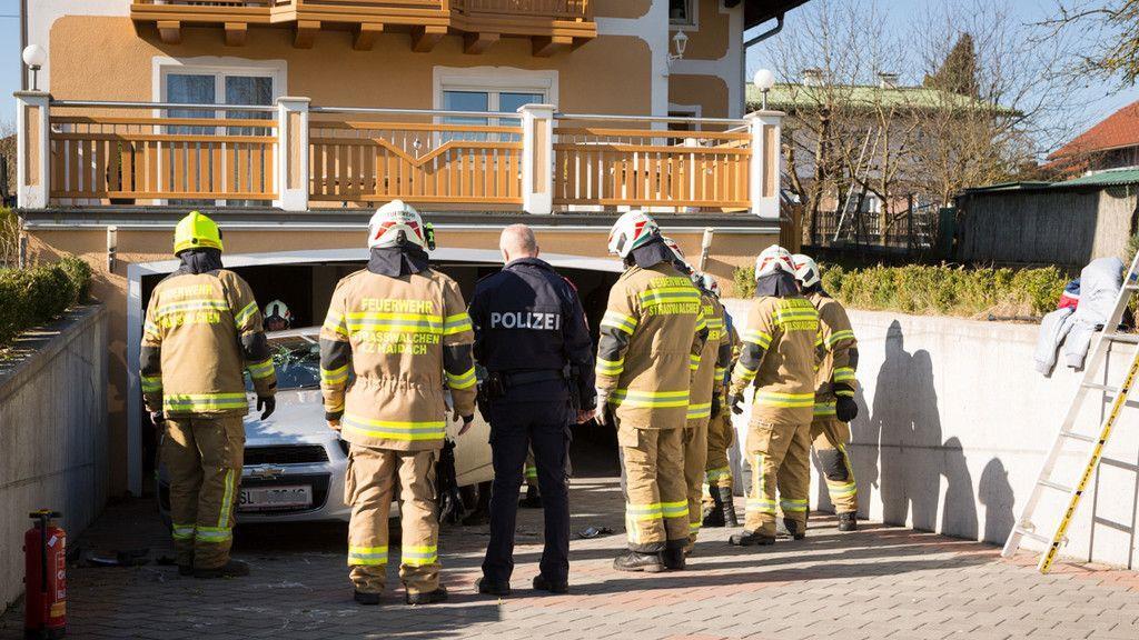 Auto stürzt von Grageneinfahrt