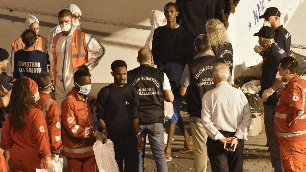 Migranten verlassen "Diciotti"