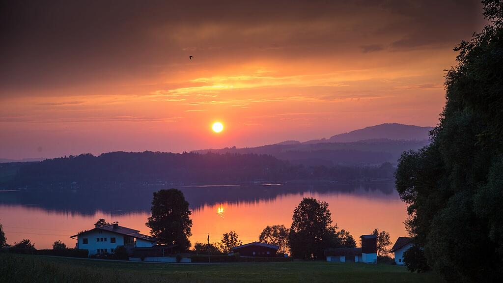 Der Mann geriet am späten Abend am Wallersee in Not.